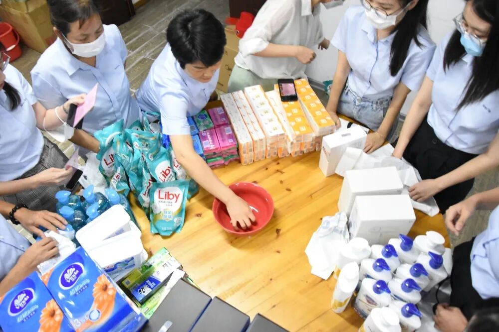 Over the sea the bright moon rises; it's Lififei's time to toss for mooncakes!